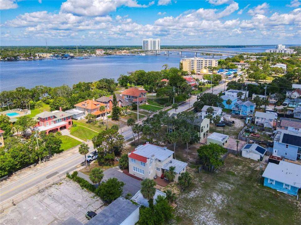 合同活跃: $459,900 (6 贝兹, 1 浴室, 2672 平方英尺)