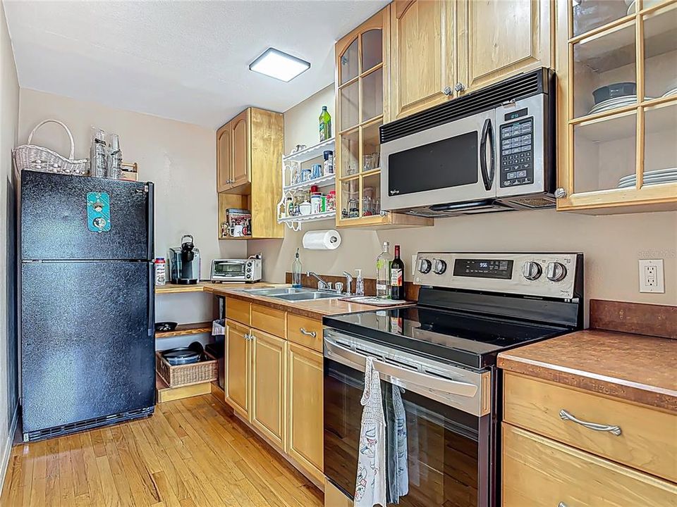 合同活跃: $459,900 (6 贝兹, 1 浴室, 2672 平方英尺)