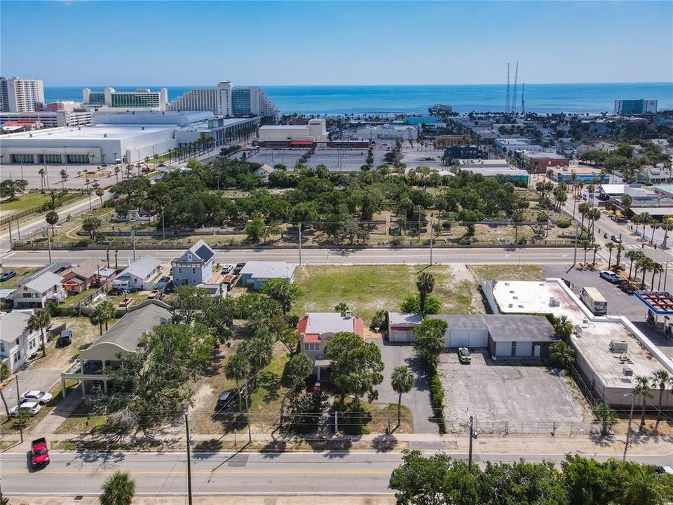 合同活跃: $459,900 (6 贝兹, 1 浴室, 2672 平方英尺)