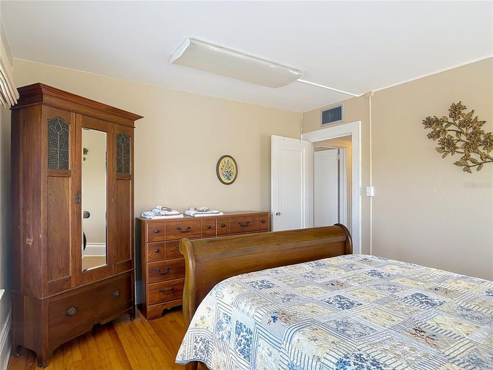 合同活跃: $459,900 (6 贝兹, 1 浴室, 2672 平方英尺)