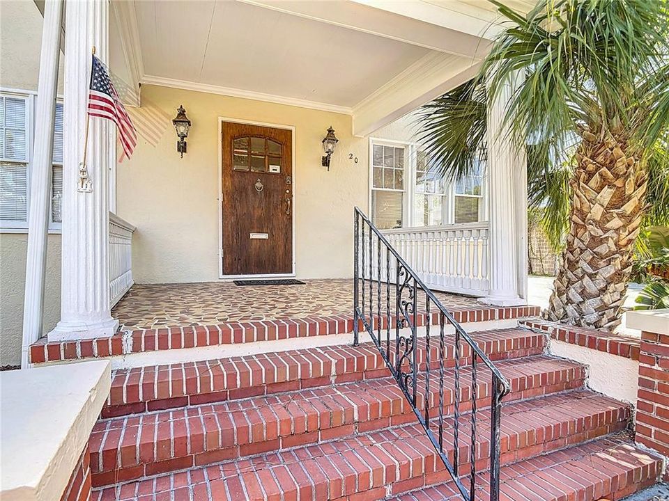 合同活跃: $459,900 (6 贝兹, 1 浴室, 2672 平方英尺)