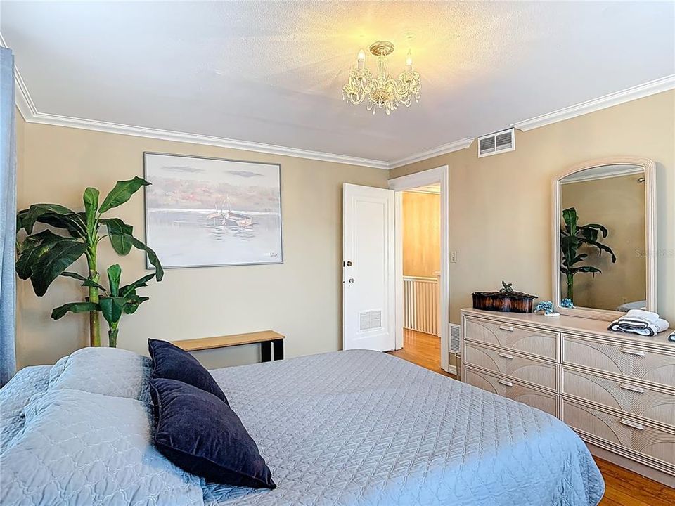 合同活跃: $459,900 (6 贝兹, 1 浴室, 2672 平方英尺)