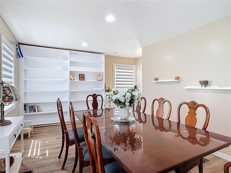 合同活跃: $459,900 (6 贝兹, 1 浴室, 2672 平方英尺)