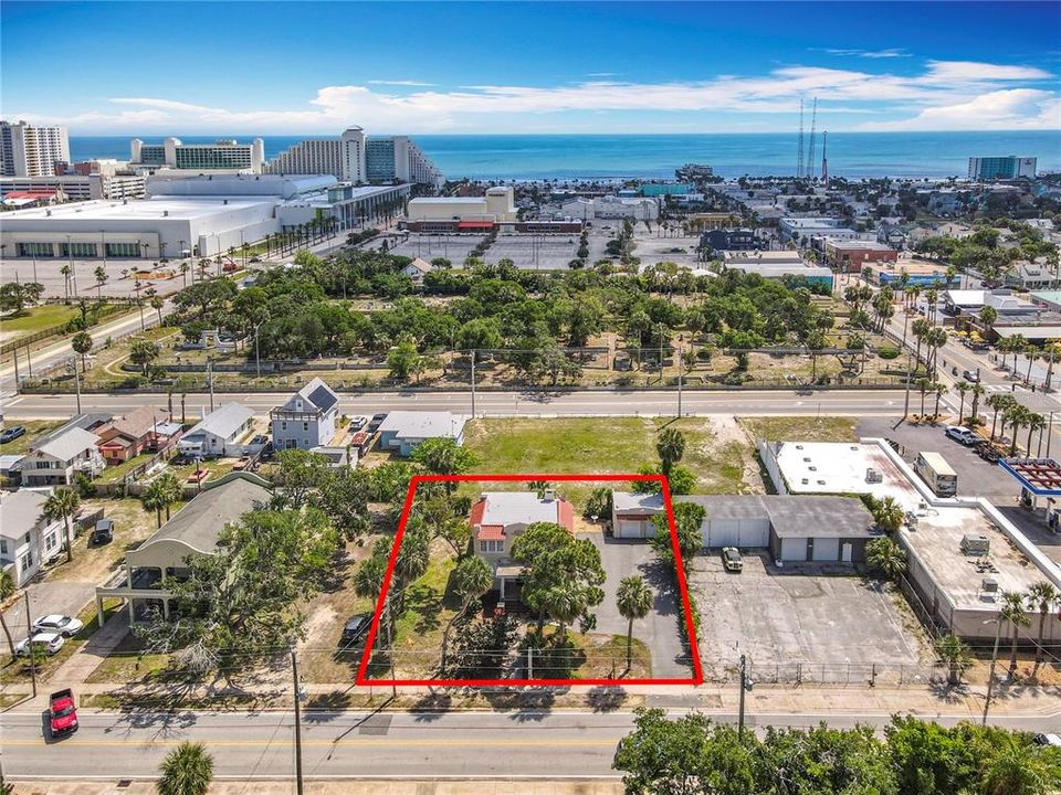 合同活跃: $459,900 (6 贝兹, 1 浴室, 2672 平方英尺)