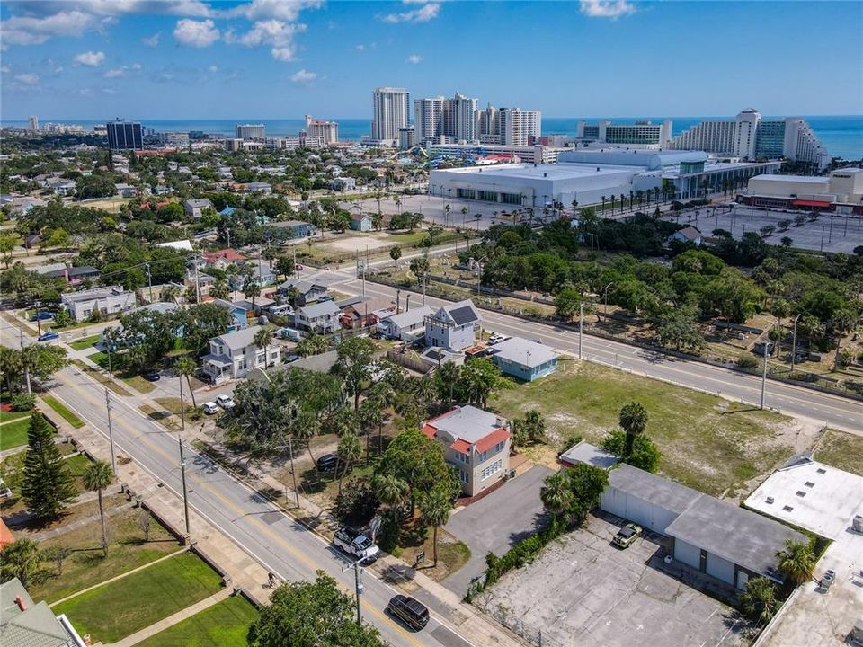 合同活跃: $459,900 (6 贝兹, 1 浴室, 2672 平方英尺)