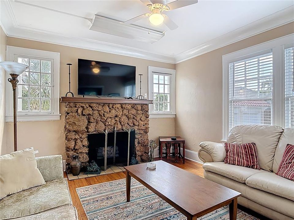 合同活跃: $459,900 (6 贝兹, 1 浴室, 2672 平方英尺)