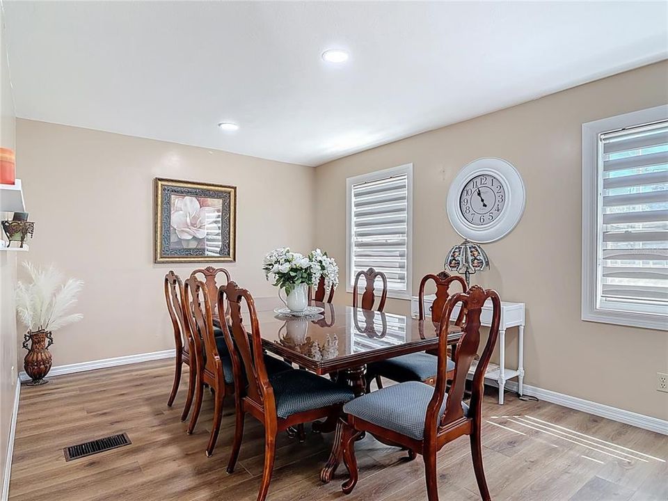 合同活跃: $459,900 (6 贝兹, 1 浴室, 2672 平方英尺)