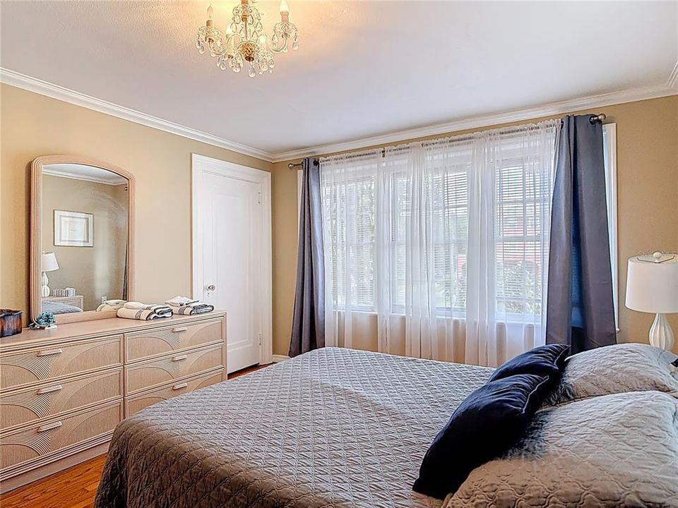 合同活跃: $459,900 (6 贝兹, 1 浴室, 2672 平方英尺)