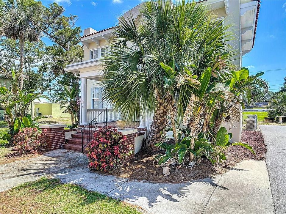 合同活跃: $459,900 (6 贝兹, 1 浴室, 2672 平方英尺)