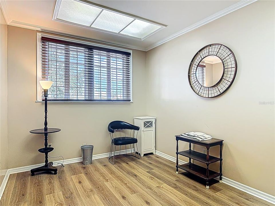 合同活跃: $459,900 (6 贝兹, 1 浴室, 2672 平方英尺)