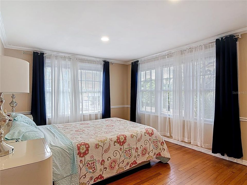 合同活跃: $459,900 (6 贝兹, 1 浴室, 2672 平方英尺)