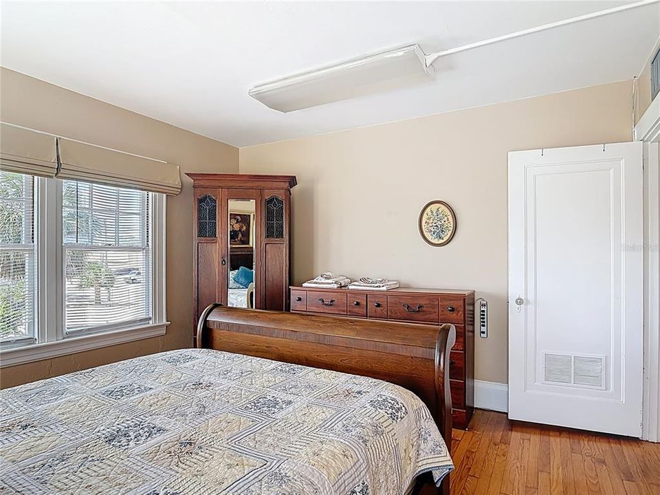 合同活跃: $459,900 (6 贝兹, 1 浴室, 2672 平方英尺)