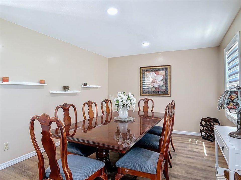 合同活跃: $459,900 (6 贝兹, 1 浴室, 2672 平方英尺)