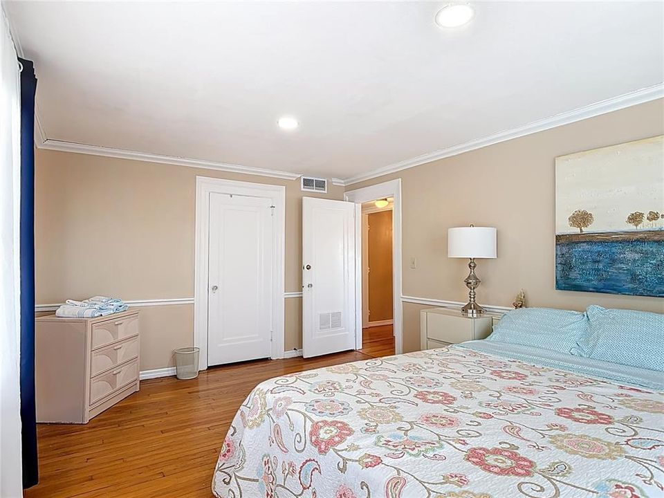 合同活跃: $459,900 (6 贝兹, 1 浴室, 2672 平方英尺)