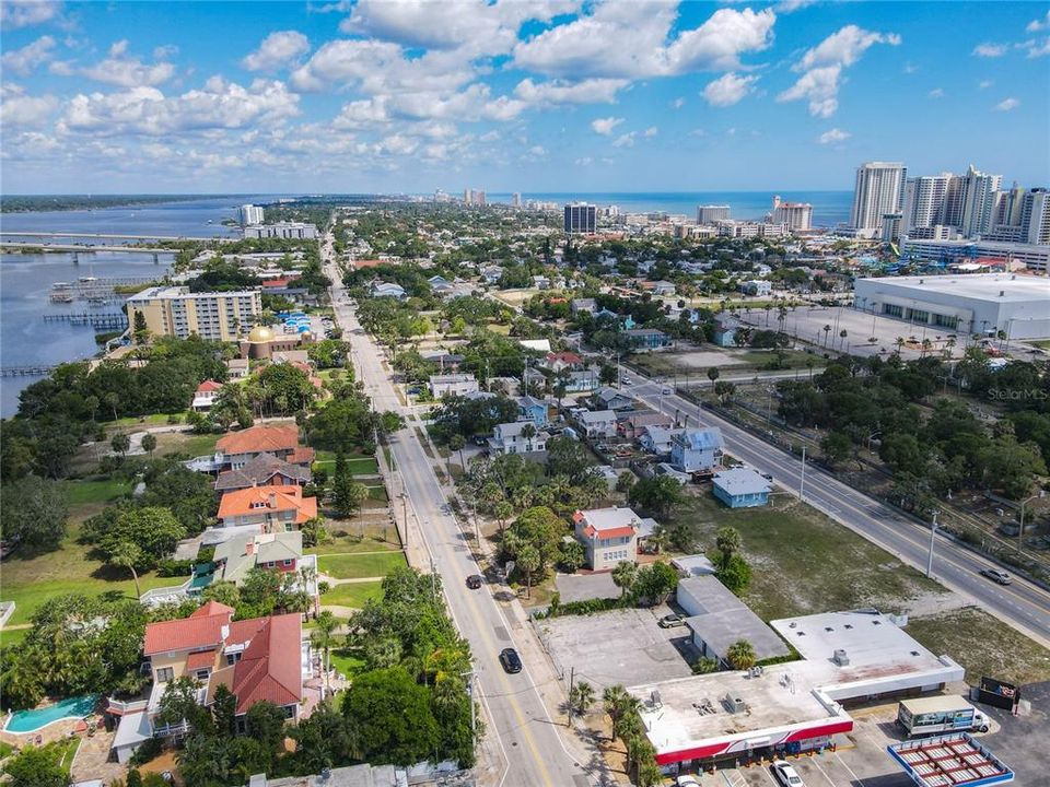 合同活跃: $459,900 (6 贝兹, 1 浴室, 2672 平方英尺)