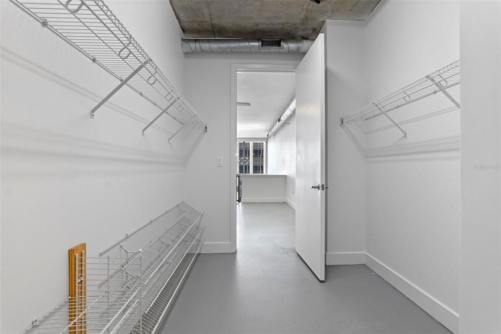 For Sale: $330,000 (1 beds, 1 baths, 996 Square Feet)