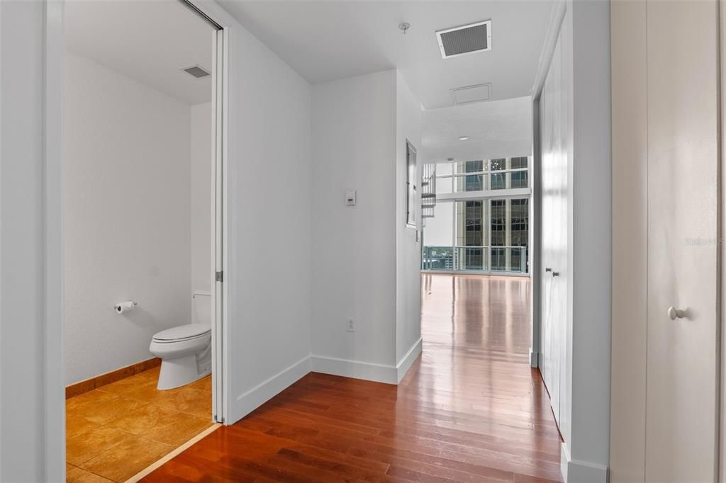 For Sale: $330,000 (1 beds, 1 baths, 996 Square Feet)