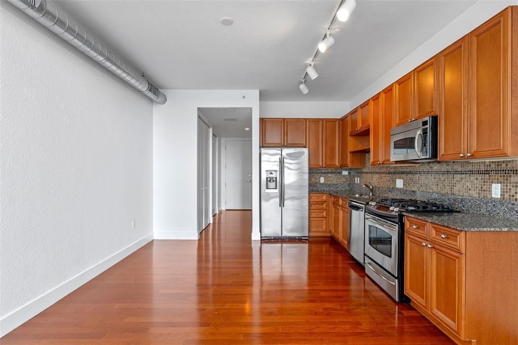 For Sale: $330,000 (1 beds, 1 baths, 996 Square Feet)