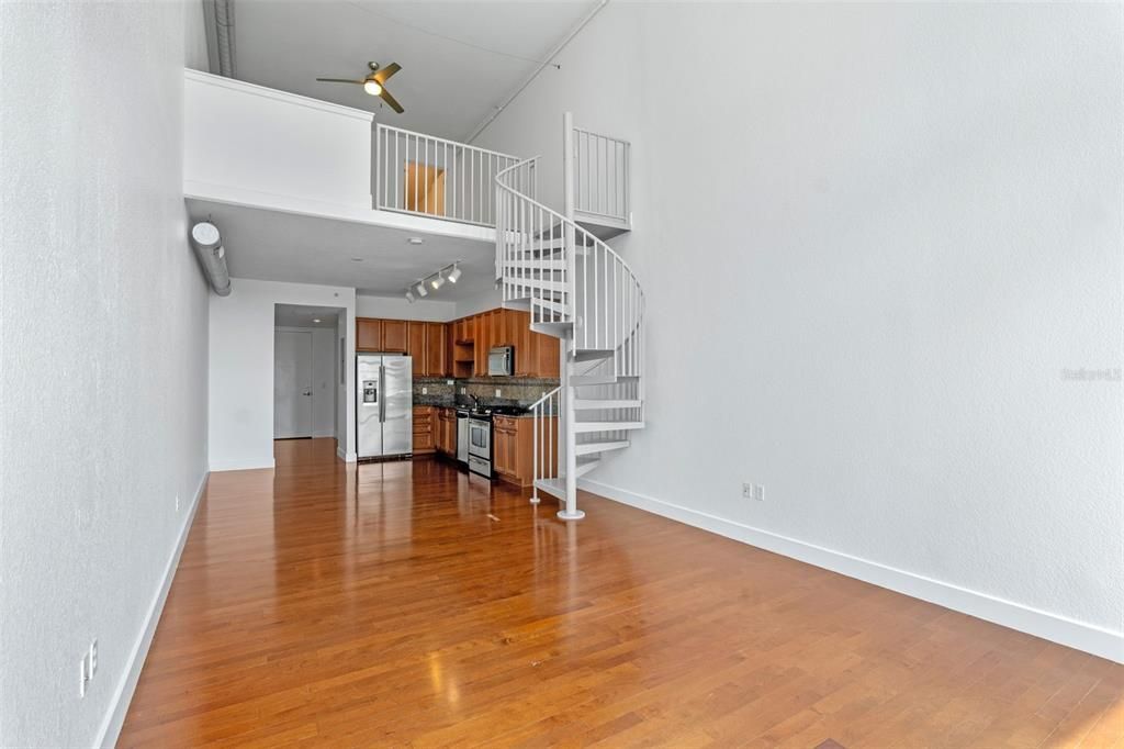 For Sale: $330,000 (1 beds, 1 baths, 996 Square Feet)