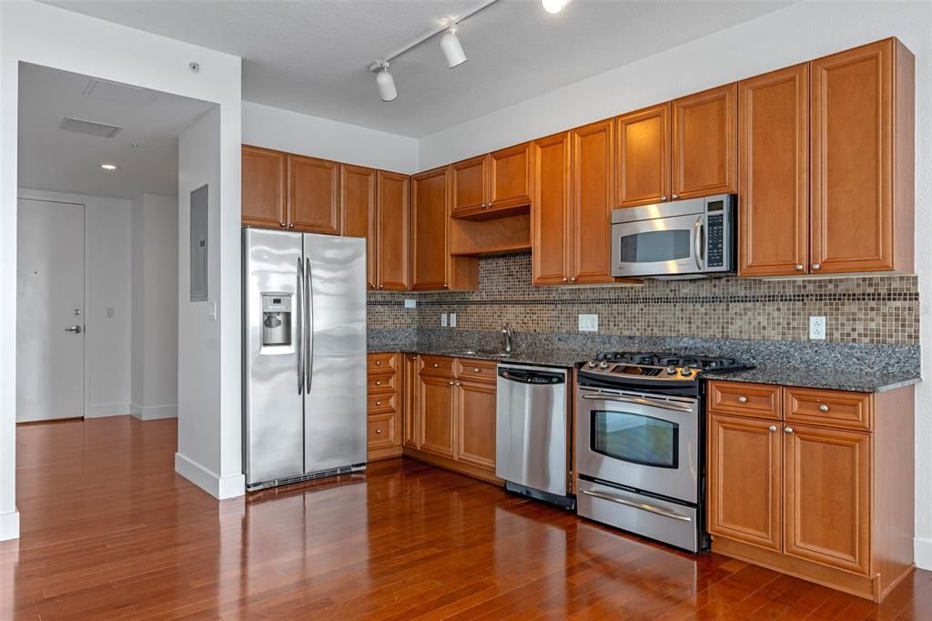 For Sale: $330,000 (1 beds, 1 baths, 996 Square Feet)