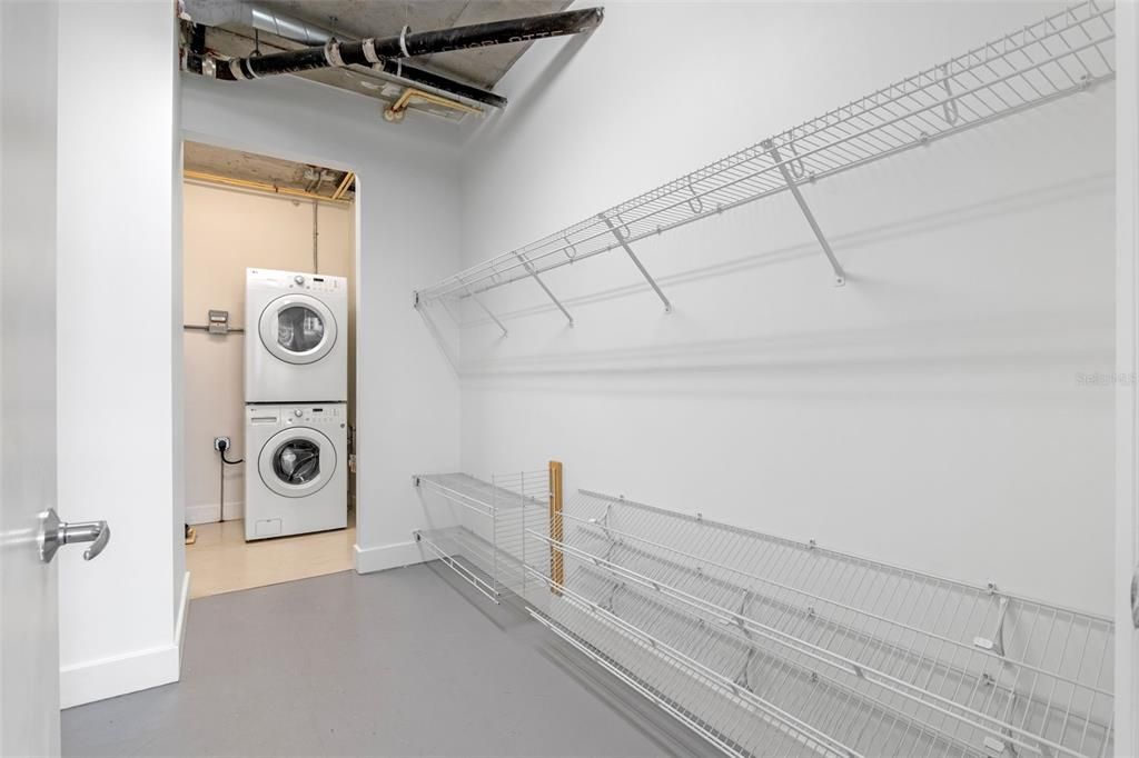 For Sale: $330,000 (1 beds, 1 baths, 996 Square Feet)