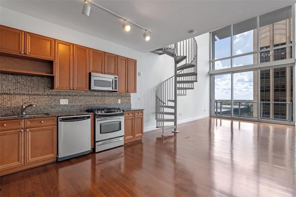 For Sale: $330,000 (1 beds, 1 baths, 996 Square Feet)