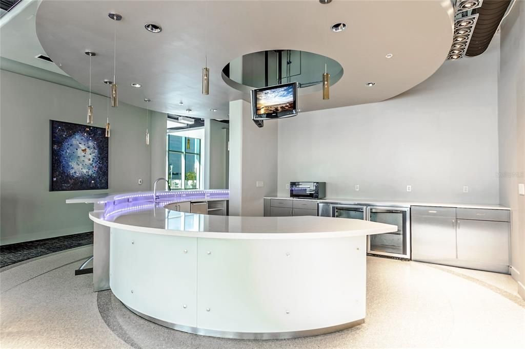 For Sale: $330,000 (1 beds, 1 baths, 996 Square Feet)