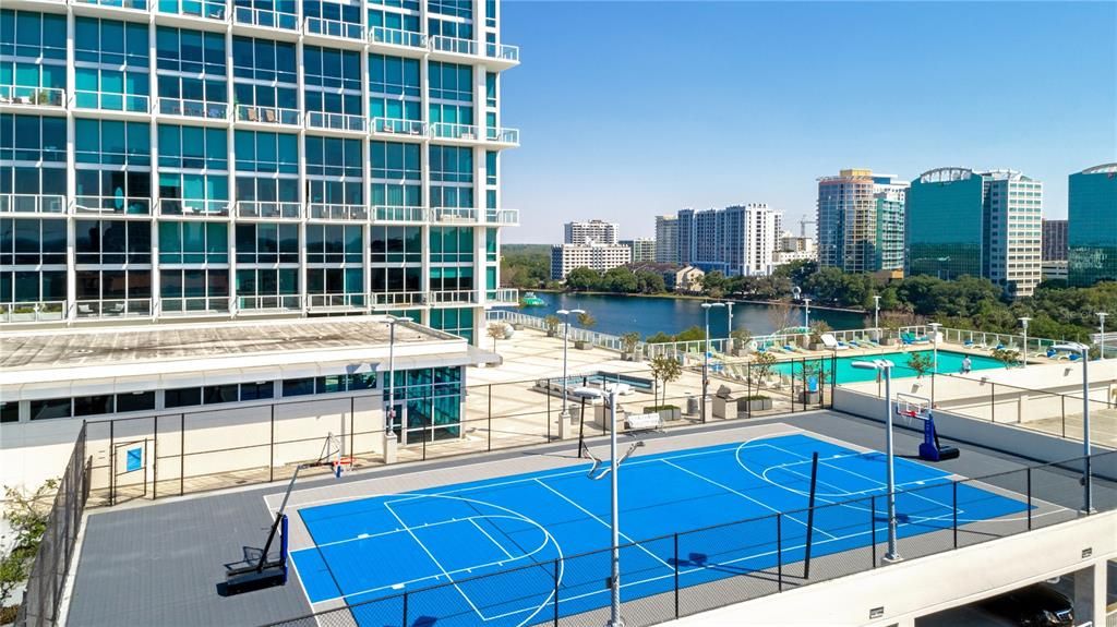 For Sale: $330,000 (1 beds, 1 baths, 996 Square Feet)