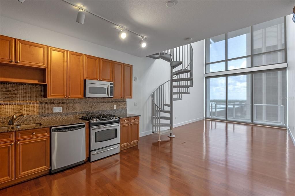 For Sale: $330,000 (1 beds, 1 baths, 996 Square Feet)