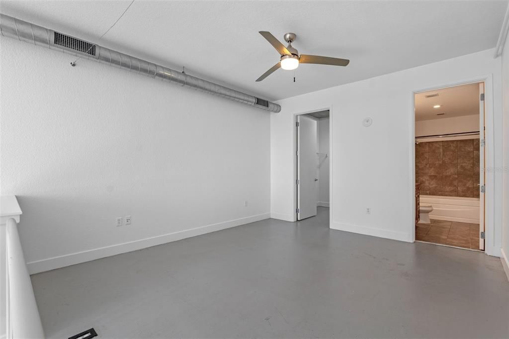 For Sale: $330,000 (1 beds, 1 baths, 996 Square Feet)