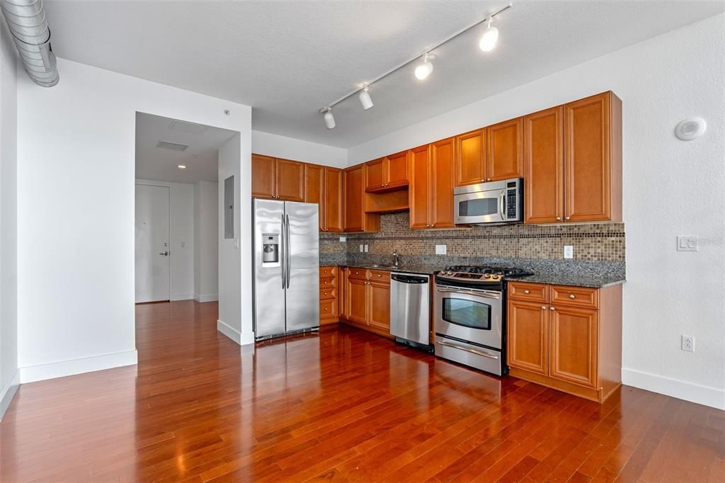 For Sale: $330,000 (1 beds, 1 baths, 996 Square Feet)