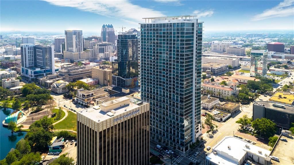 For Sale: $330,000 (1 beds, 1 baths, 996 Square Feet)