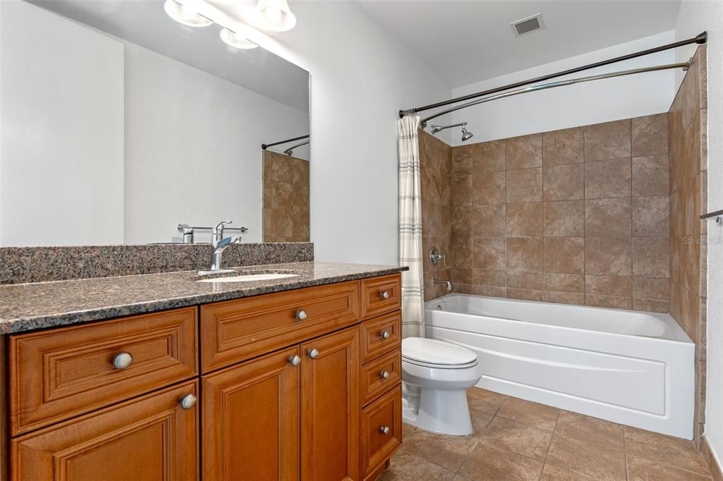 For Sale: $330,000 (1 beds, 1 baths, 996 Square Feet)