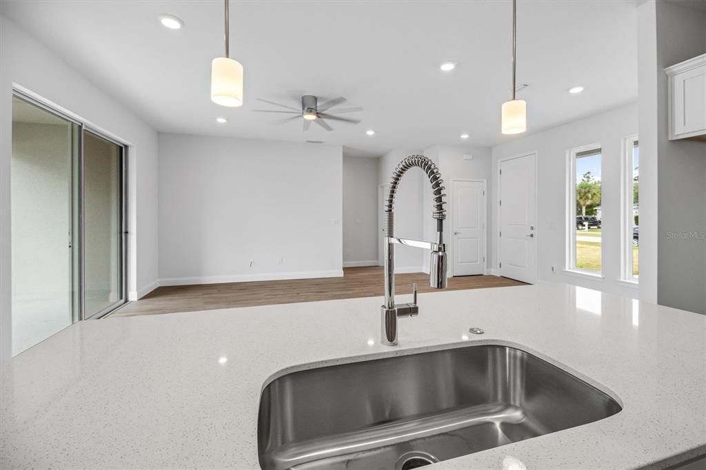 На продажу: $349,800 (3 спален, 2 ванн, 1555 Квадратных фут)