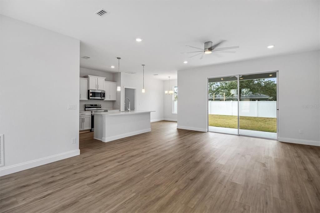 На продажу: $349,800 (3 спален, 2 ванн, 1555 Квадратных фут)