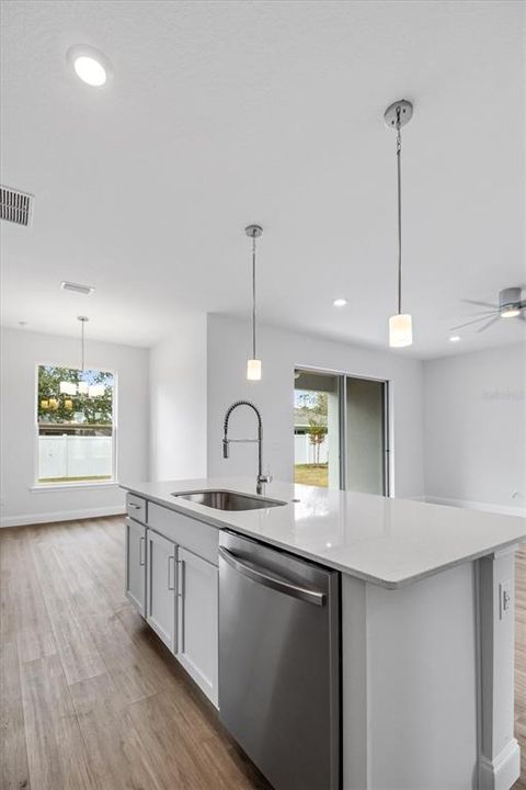 На продажу: $349,800 (3 спален, 2 ванн, 1555 Квадратных фут)