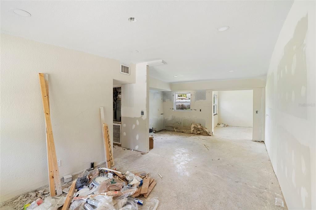 Activo con contrato: $139,900 (4 camas, 2 baños, 1521 Pies cuadrados)