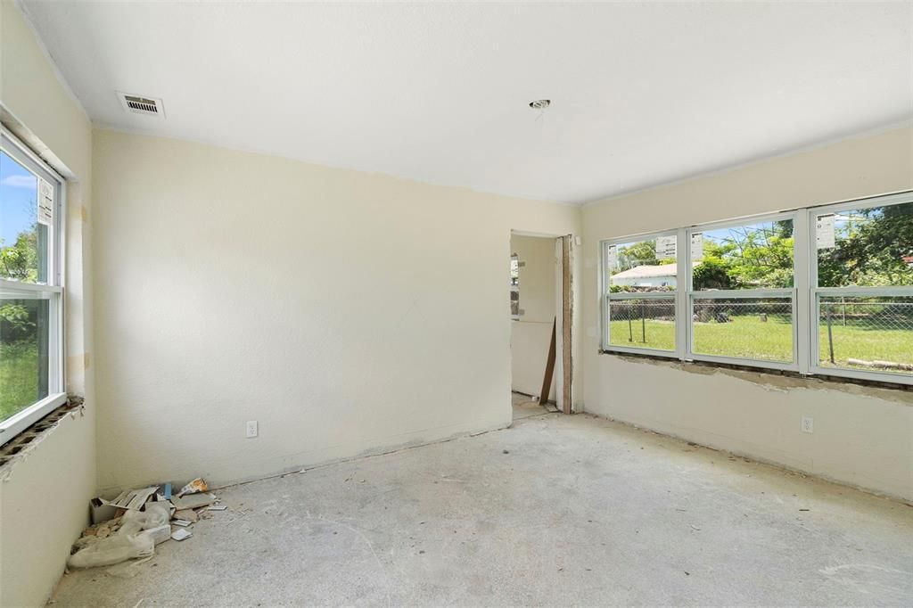 Activo con contrato: $139,900 (4 camas, 2 baños, 1521 Pies cuadrados)