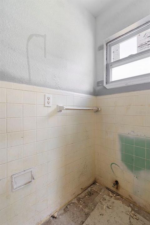 Activo con contrato: $139,900 (4 camas, 2 baños, 1521 Pies cuadrados)