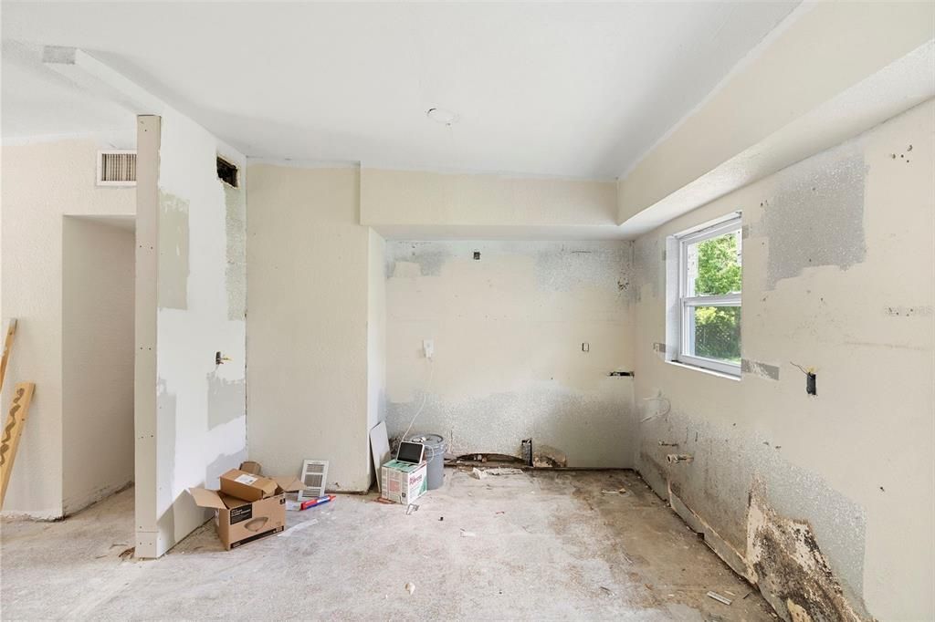 Activo con contrato: $139,900 (4 camas, 2 baños, 1521 Pies cuadrados)