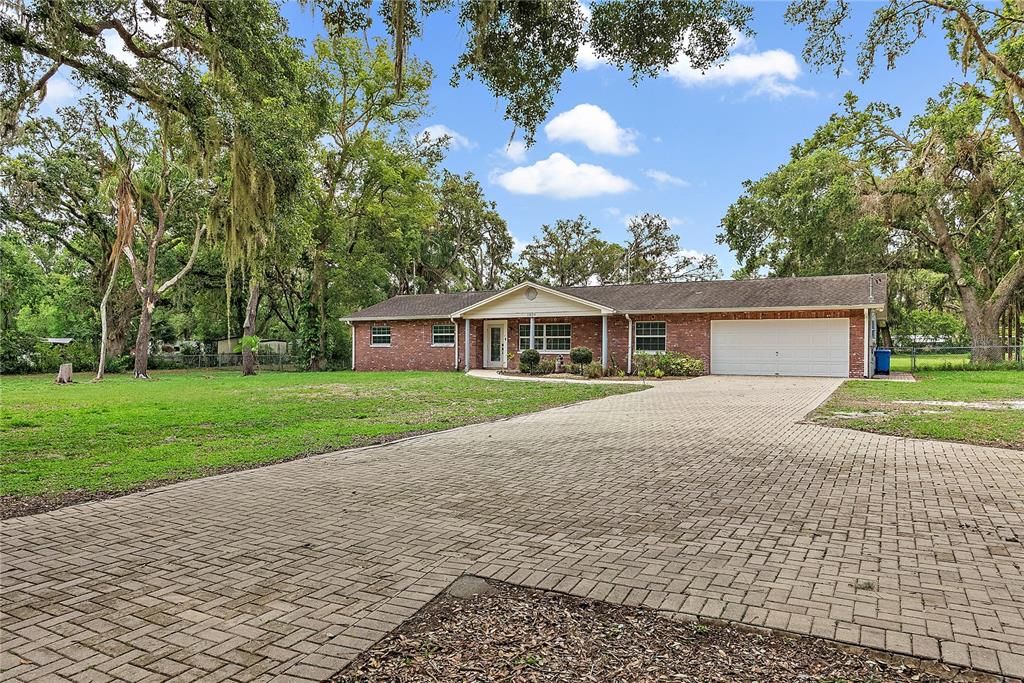 合同活跃: $589,900 (4 贝兹, 2 浴室, 1549 平方英尺)