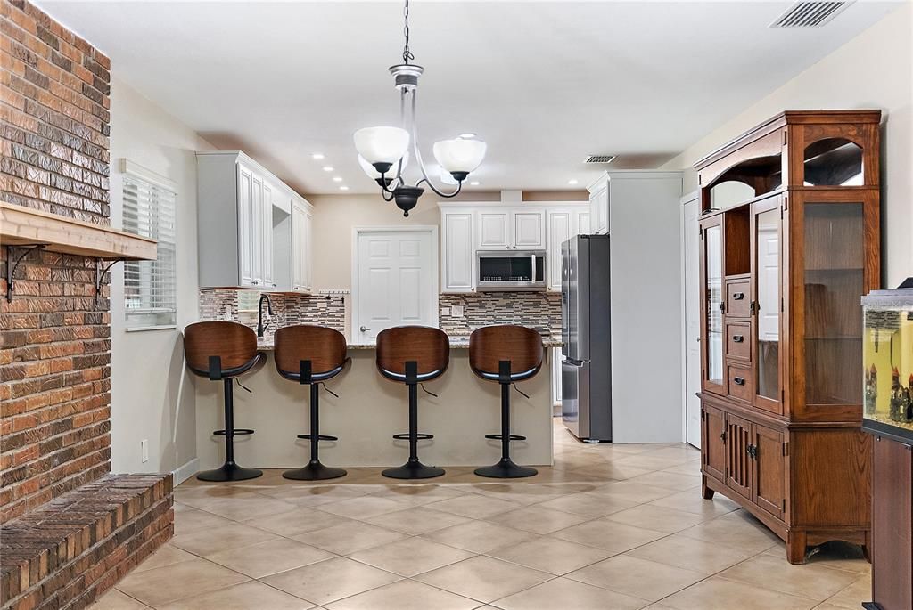 合同活跃: $589,900 (4 贝兹, 2 浴室, 1549 平方英尺)