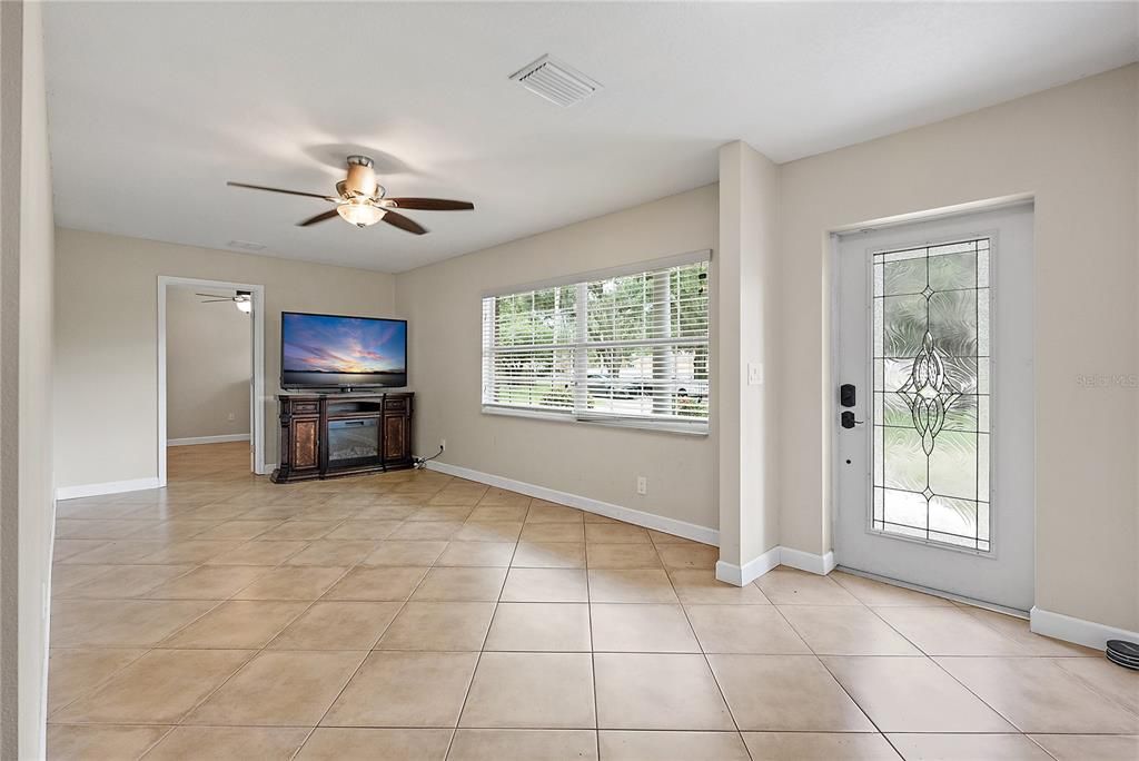 合同活跃: $589,900 (4 贝兹, 2 浴室, 1549 平方英尺)