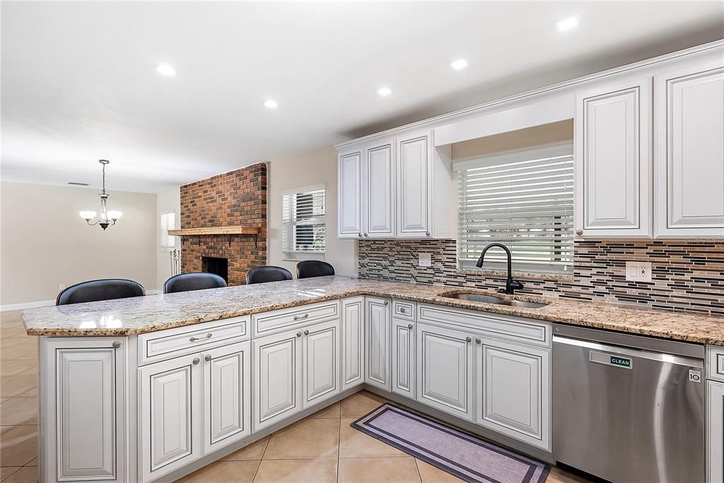 合同活跃: $589,900 (4 贝兹, 2 浴室, 1549 平方英尺)