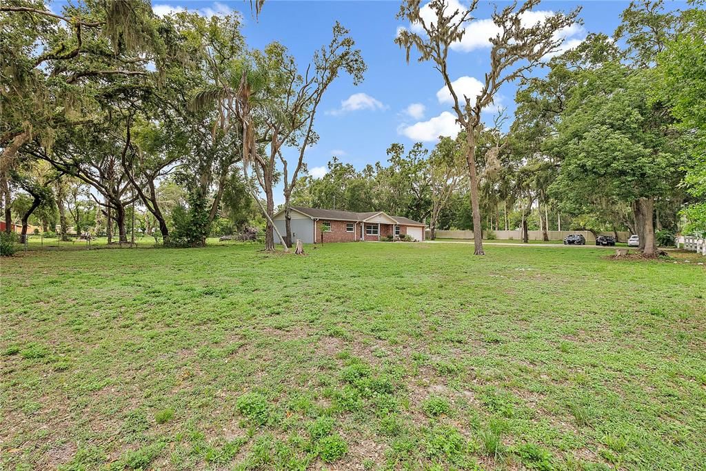 合同活跃: $589,900 (4 贝兹, 2 浴室, 1549 平方英尺)