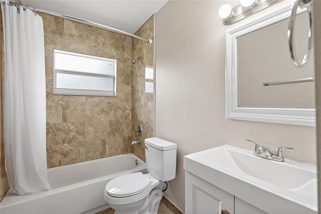 合同活跃: $589,900 (4 贝兹, 2 浴室, 1549 平方英尺)