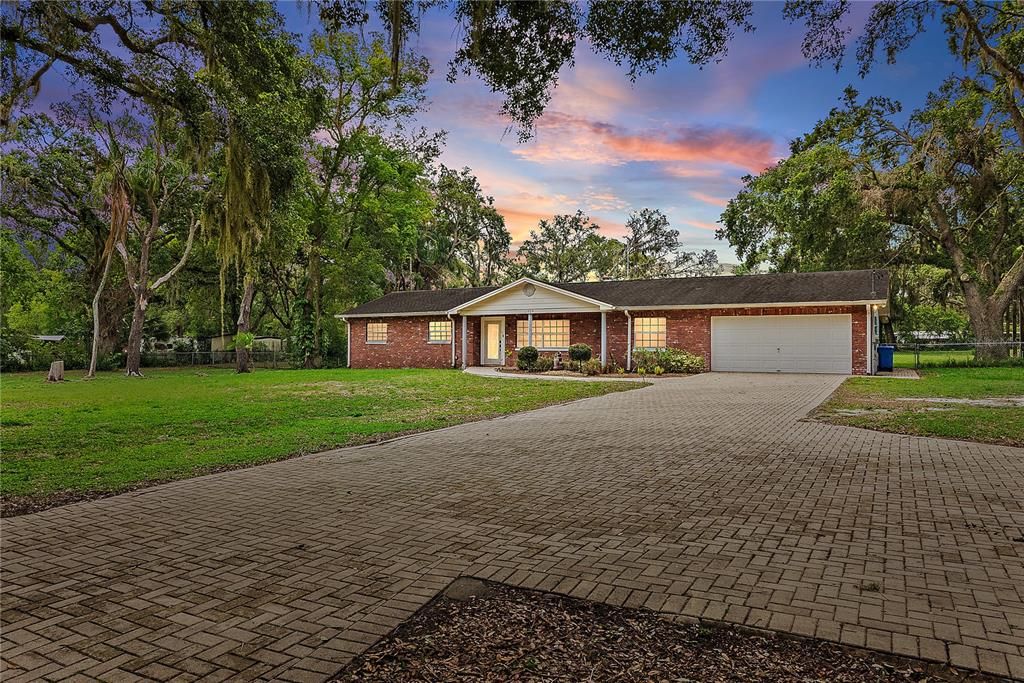 合同活跃: $589,900 (4 贝兹, 2 浴室, 1549 平方英尺)