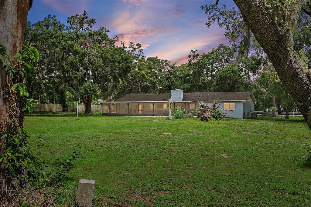 合同活跃: $589,900 (4 贝兹, 2 浴室, 1549 平方英尺)