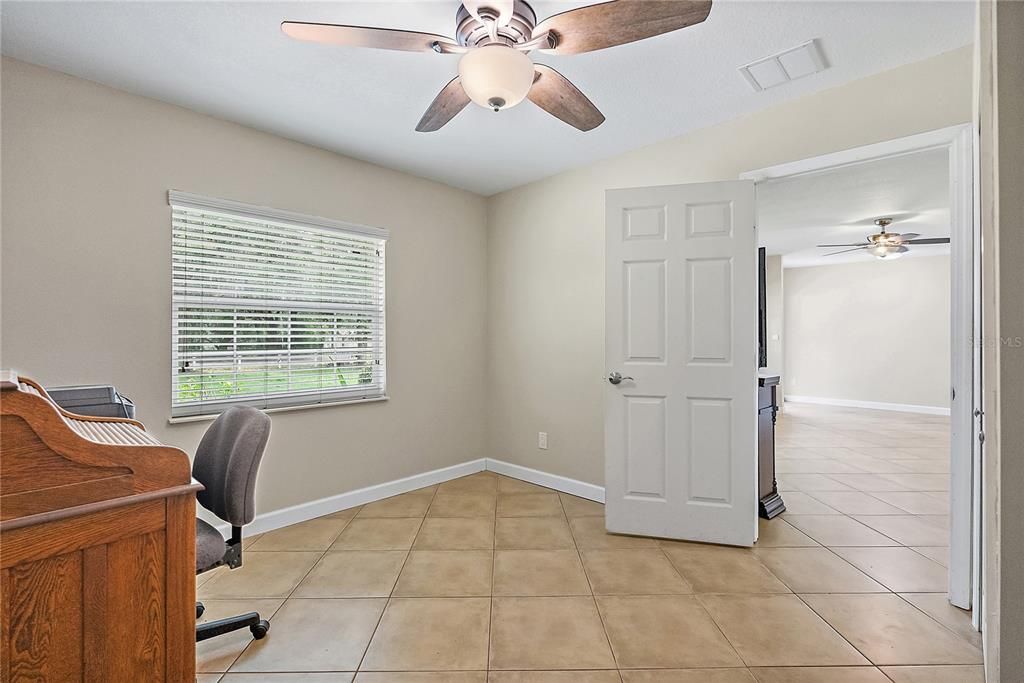 合同活跃: $589,900 (4 贝兹, 2 浴室, 1549 平方英尺)