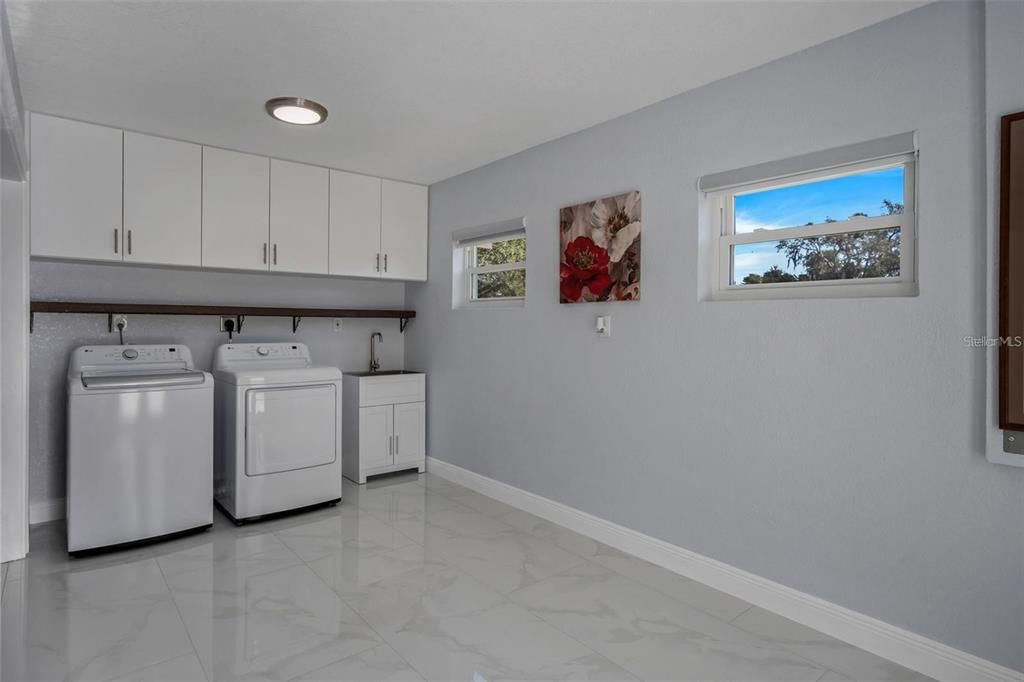 For Sale: $990,000 (6 beds, 4 baths, 4058 Square Feet)